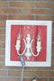Voor-aan-de-muur-een-wandlamp-in-de-vorm-van-een-schilderij